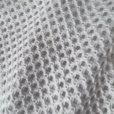 Vestido branco com padrão recortado exposto num cabide preto