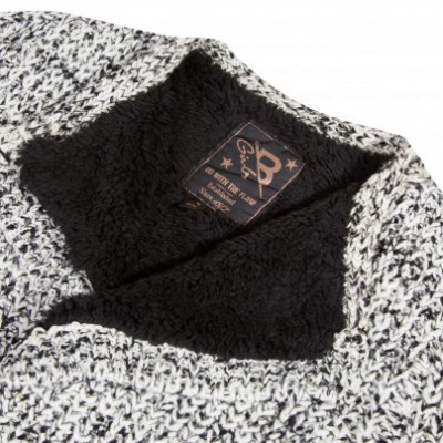 Cachecol de malha cinza e branco com interior preto felpudo e etiqueta Born Free