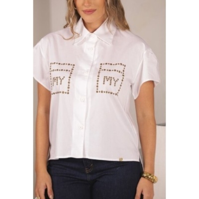 Camisa branca de manga curta com bolsos decorados e inscrições MY