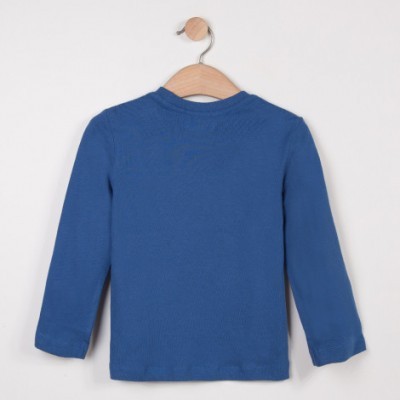 T-shirt infantil azul de manga comprida em cabide