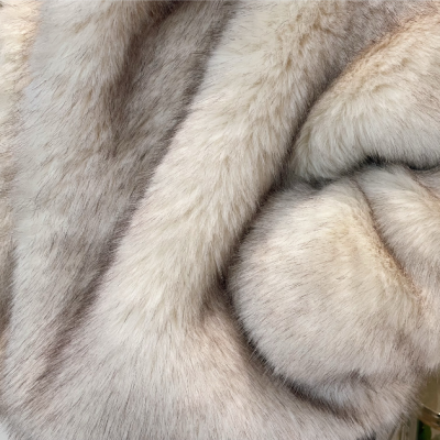 Tecido de pelo bege claro com sombras castanhas suaves e textura macia