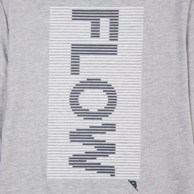 Vestuário cinzento com palavra FLOWM em relevo