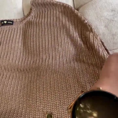 Camisola castanha clara de malha com etiquetas e textura trançada