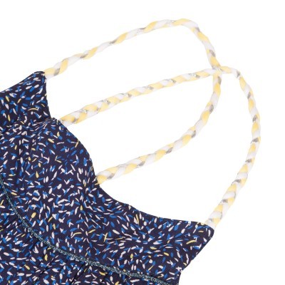 Top azul com padrão de pequenas formas e tiras trançadas amarelas e brancas