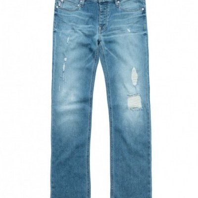 Calças de ganga azuis desgastadas com rasgos, cinco bolsos e botão metálico