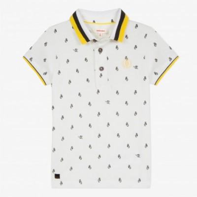 Polo branco com estampas pretas e amarelas, gola e manga com riscas em amarelo e preto