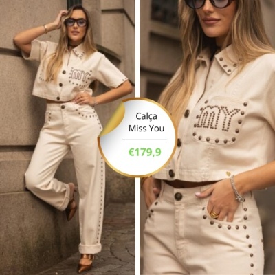 Conjunto bege com tachas e inscrição MY, usado por mulher com óculos escuros em cenário urbano