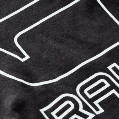 Tecido preto com estampado branco incluindo parte da palavra 'RALI'