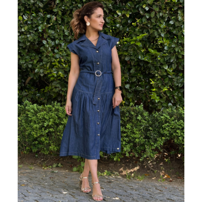 Vestido midi de ganga azul escuro com botões e cinto