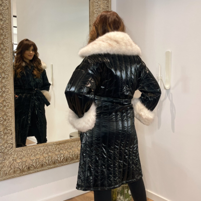 Casaco preto acolchoado com gola e punhos de pele branca
