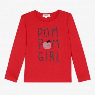 Camiseta vermelha de criança com texto POM POM GIRL e maçã bordada