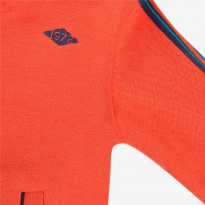 Camisola laranja com logótipo bordado e detalhes nas mangas