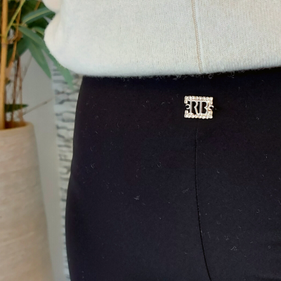 Calças pretas com distintivo dourado RRB cravejado