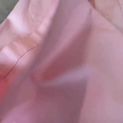 Calças rosa claro com bolsos grandes e botão dourado