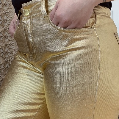 Calças douradas metálicas justas com bolso e botão dourado