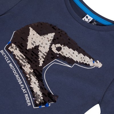T-shirt azul escura com estampa de capacete motocross e texto