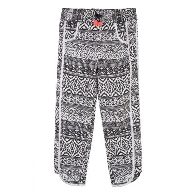 Calças pretas e brancas com padrão geométrico e cós elástico com cordões coloridos