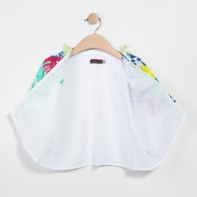 Casaco infantil colorido com padrão floral pendurado num cabide de madeira