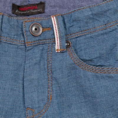 Calças com padrão micro xadrez azul claro e escuro e etiqueta 'nattini Designed in France'