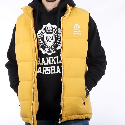 Colete amarelo acolchoado sobre sweatshirt preta com texto e logotipo Franklin & Marshall