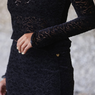 Conjunto feminino preto em renda com detalhes em coração dourado.