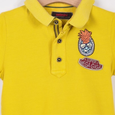 Polo infantil amarelo com patches bordados e botões frontais