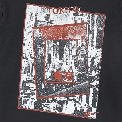 Estampa de Tóquio em tecido preto com detalhes vermelhos