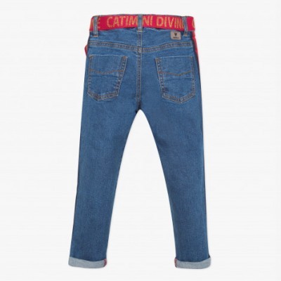 Calças de ganga azuis com cinto vermelho e texto branco