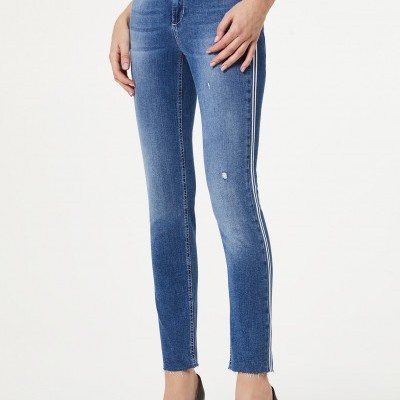 Calças de ganga azuis justas com riscas laterais brancas