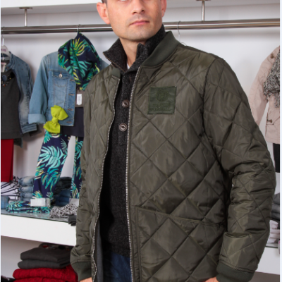 Casaco acolchoado verde-oliva masculino com padrão quadrado em loja de roupas