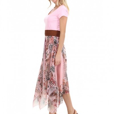 Vestido rosa com saia floral assimétrica e sandálias castanhas