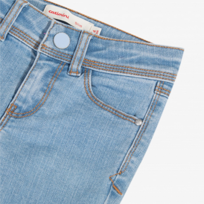 Calças de ganga azuis claras com etiqueta catimini e botão prateado