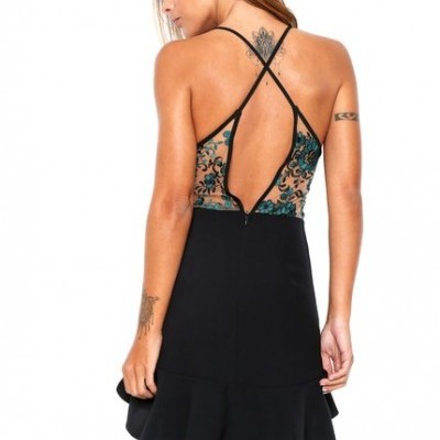 Vestido curto preto com tule bordado floral e costas abertas