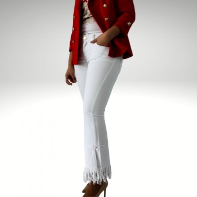 Calças brancas com franjas na barra e casaco vermelho com botões