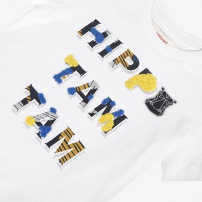 Camiseta branca com estampado de texto colorido e texturizado