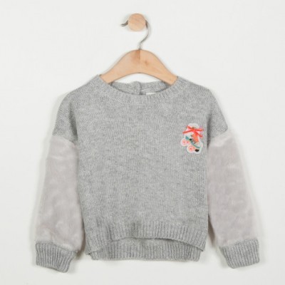Camisola infantil cinzenta de malha com mangas felpudo rosa claro e aplicação de flores com laço.