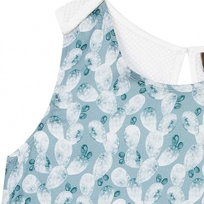 Blusa azul claro com padrão de cactos brancos e verdes e detalhe branco texturizado no decote