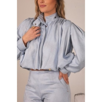 Conjunto feminino azul claro em tecido veludo com blusão e calças de cintura alta.