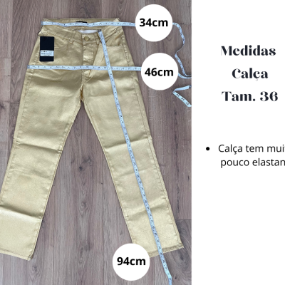 Calças bege tamanho 36 com fita métrica e texto sobre medidas