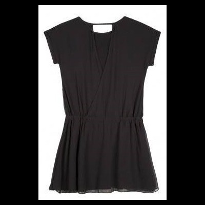 Vestido preto de tecido leve com mangas curtas e decote em V.