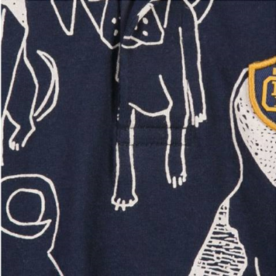 Tecido azul escuro com desenhos de cães brancos e insígnia amarela e azul