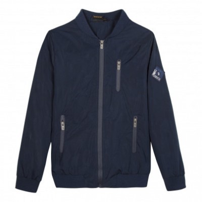 Casaco azul escuro com fechos e etiqueta na manga