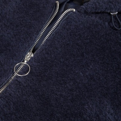 Roupa azul felpuda com fecho de correr prateado com argola circular