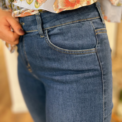 Calças jeans azuis denim com bolsos frontais e costuras amarelas