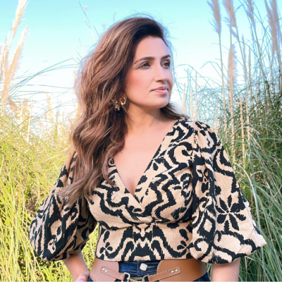 Blusa feminina estampada preta e bege com mangas bufantes e decote V