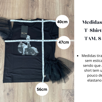 T-shirt preta tamanho S com mangas de tule e estampa de motociclista, fita métrica e texto em português ao lado