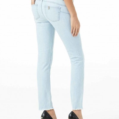 Calças de ganga azul claro com corte skinny e detalhe estampado na cintura