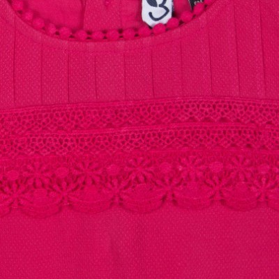 Vestido ou blusa rosa com renda floral e etiqueta número 3 na gola