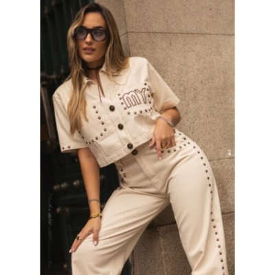 Conjunto de camisa cropped e calças bege com botões escuros decorativos