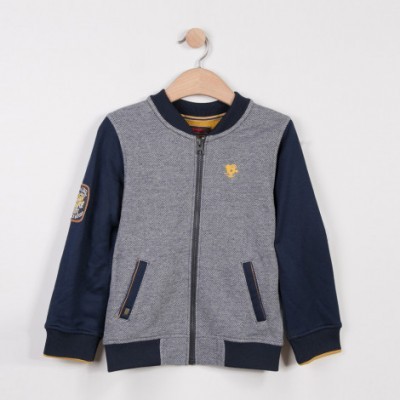 Casaco infantil azul escuro com corpo cinzento e fecho de correr